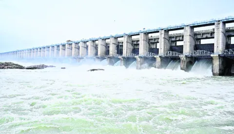 మళ్లీ పోటెత్తిన వరద
