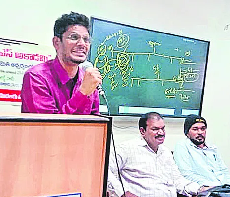 కృషి, పట్టుదలతోనే ప్రభుత్వ ఉద్యోగాల సాధన   