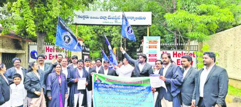 న్యాయవాదుల సమస్యలు పరిష్కరించాలి 