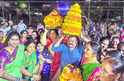 ఘనంగా బతుకమ్మ వేడుకలు