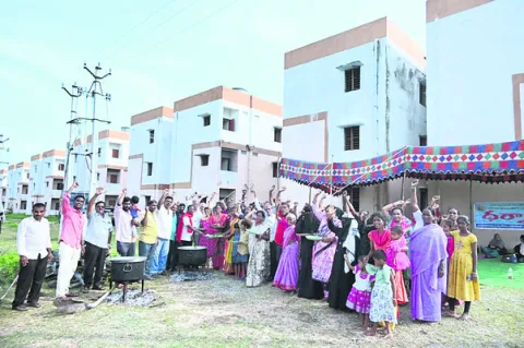 లబ్ధిదారులకు ప్రొసీడింగ్‌ పత్రాలు ఇవ్వాలి