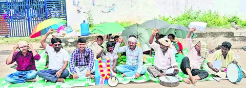 గొడుగులతో  క్వారీ బాధితుల నిరసన 