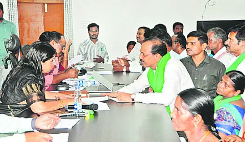 నిజమైన రైతుకు యూరియా అందించండి 