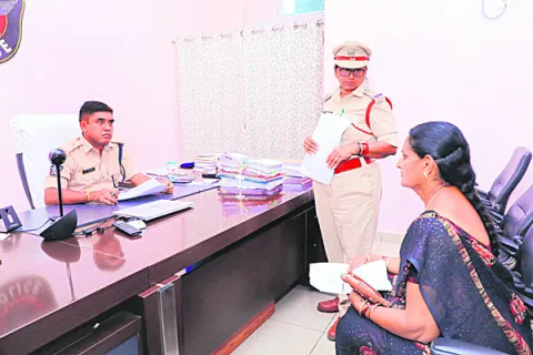 పీజీఆర్‌ఎస్‌ ఫిర్యాదుల పరిష్కారానికి ప్రాధాన్యమివ్వాలి 