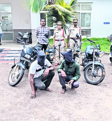 బైక్‌ చోరీలకు పాల్పడుతున్న ఇద్దరి రిమాండ్‌