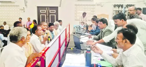 వెల్లువెత్తిన ఫిర్యాదులు 
