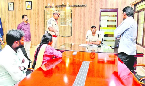 ఫిర్యాదులను త్వరితగతిన పరిష్కరించాలి 
