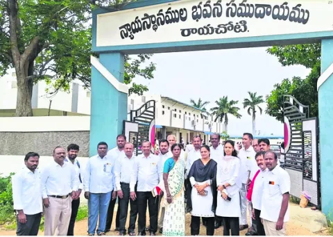 న్యాయవాదుల విధుల బహిష్కరణ