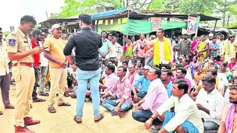 యూరియా కోసం  రైతుల రాస్తారోకో