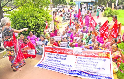 వేధింపులు ఆపి.. ఉద్యోగ భద్రత కల్పించాలి