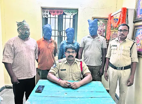 చోరీ కేసుల్లో అయిదుగురి అరెస్టు 