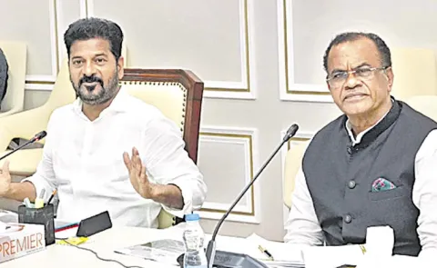 Telangana CM asks officials to complete land acquisition for highways