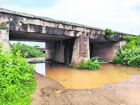 వంతెన.. ప్రమాదం అంచున 