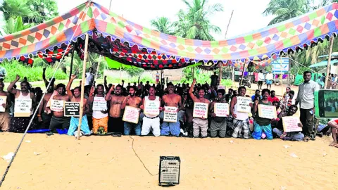 అర్ధ నగ్నంగా మత్స్యకారుల దీక్ష 