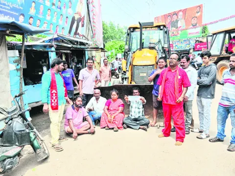 చిరు వ్యాపారుల ప్రతిఘటన 