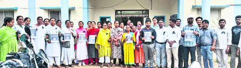 సచివాలయ ఉద్యోగులకు మంత్రి క్షమాపణ చెప్పాలి 