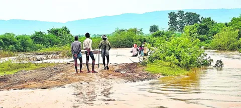 వాగు దాటితేనే ఊరికి..