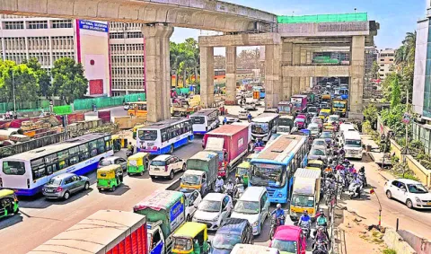 ఢిల్లీలోనూ గుంతల రోడ్లు ఉన్నాయి