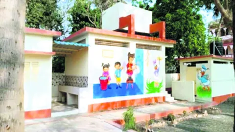 ఆయాలకు అందని జీతాలు 