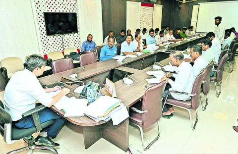 గృహ నిర్మాణాల పురోగతిలో అలసత్వం వద్దు 
