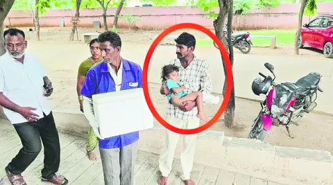రోడ్డు ప్రమాదంలో తెగిపడిన చిన్నారి కాలు 
