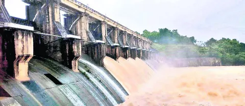 కిన్నెరసాని  నాలుగు గేట్లు ఎత్తివేత