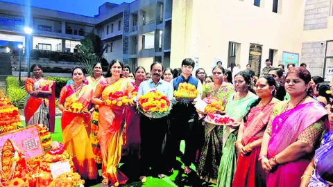 కలెక్టరేట్‌లో బతుకమ్మ వేడుకలు
