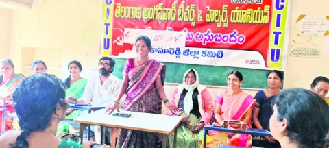 ‘ప్రీ ప్రైమరీని అంగన్‌వాడీలోనే కొనసాగించాలి’