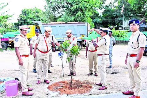 పోలీసులు ప్రజలతో మమేకం కావాలి: డీఐజీ