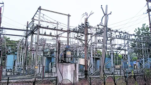 కనెక్షన్ల ఏర్పాటులో నిర్లక్ల్యం! 