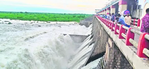 మూసీకి పోటెత్తిన వరద