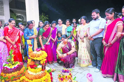 కలెక్టరేట్‌లో బతుకమ్మ వేడుకలు