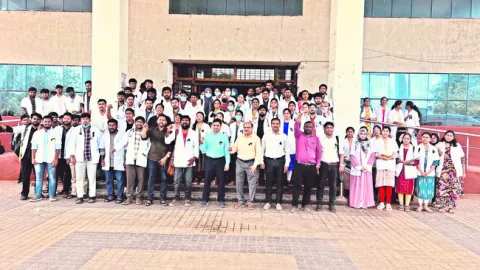 నల్లబ్యాడ్జీలతో నిరసన 