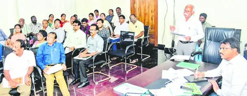 వ్యవసాయాన్ని రైతుకు లాభసాటిగా చేయాలి
