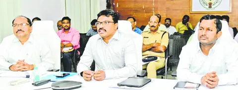 నిర్లక్ష్యం వీడండి.. సమస్యలు పరిష్కరించండి 