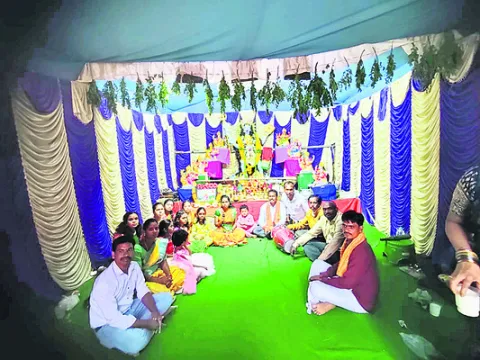 గాయత్రీ మాత అలంకరణలో దుర్గమ్మ
