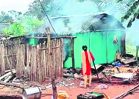 హత్యకేసులో నిందితుడి ఇంటికి నిప్పు