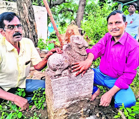 నిడిమామిడిలో ‘రాజగురువు’ శాసనం 
