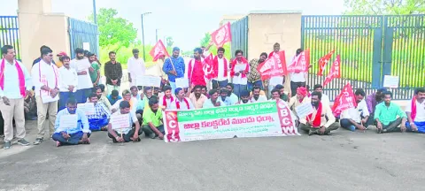 ప్రైవేట్‌ ఇన్సూరెన్స్‌ కంపెనీకి ఇవ్వొద్దని ధర్నా