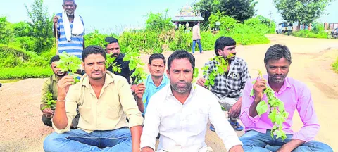 వంతెన నిర్మించాలని నిరసన
