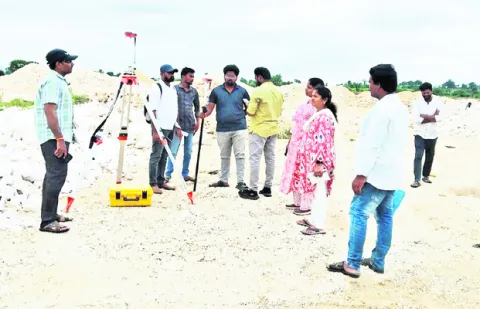 మైనింగ్‌ ప్రాంతాన్ని పరిశీలించిన అధికారులు 
