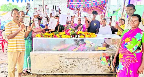 మృతదేహంతో ఎస్టీల నిరసన 