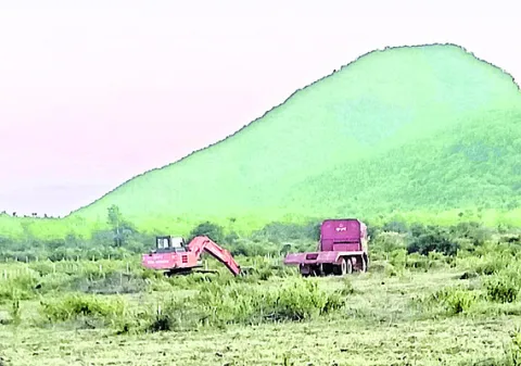 సర్కారు భూమి.. అయితేనేం!