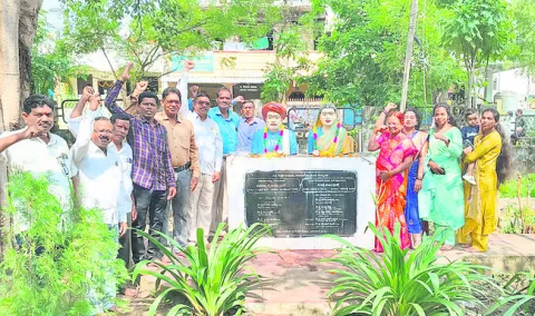 పూలే దంపతులను   ‘భారతరత్న’తో గౌరవించాలి