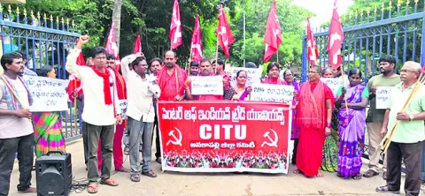 చిరు వ్యాపారులపై ఇదేం దౌర్జన్యం 