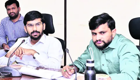 ప్రాజెక్టులకు  భూ సేకరణపై నిర్లక్ష్యమొద్దు 