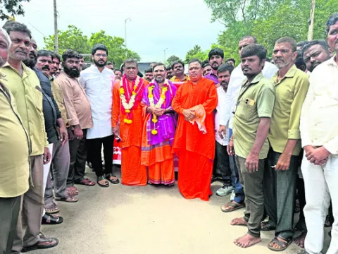 ఆన్‌లైన్‌ ట్యాక్సీ సేవలు అరికట్టండి
