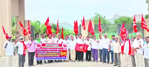 పాడి రైతులకు బిల్లులు ఆపడం అన్యాయం