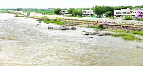 శరవేగంగా రిటైనింగ్‌ వాల్‌