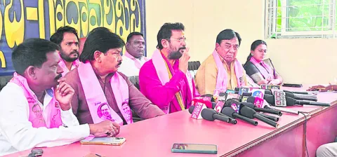 కార్మికుల శ్రమ దోచుకుంటున్న కాంగ్రెస్‌ 